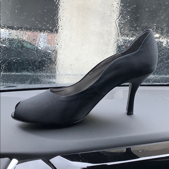 Liz Claiborne Flex Bangle black satin shoe scallop - Picture 2 of 8